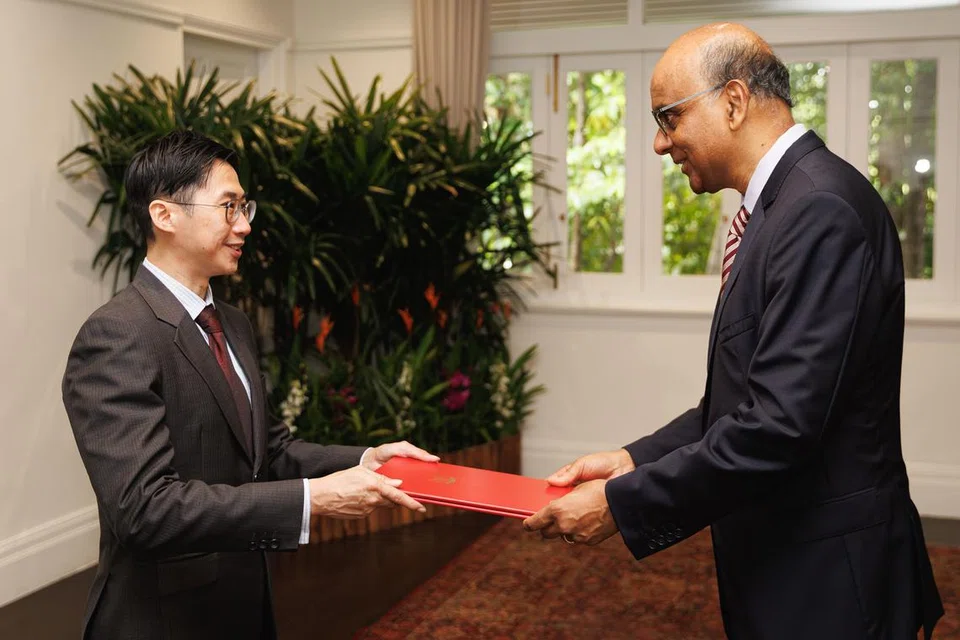 Mantan Pengarah-Jeneral Direktorat Timur Laut Asia di Kementerian Ehwal Luar (MFA), Encik Wong Kai Jiun (kiri), menerima watikah pelantikan daripada Presiden Tharman Shanmugaratnam. Beliau dilantik sebagai Duta Singapura ke Republik Korea, serentak dengan pentauliahan ke Mongolia.