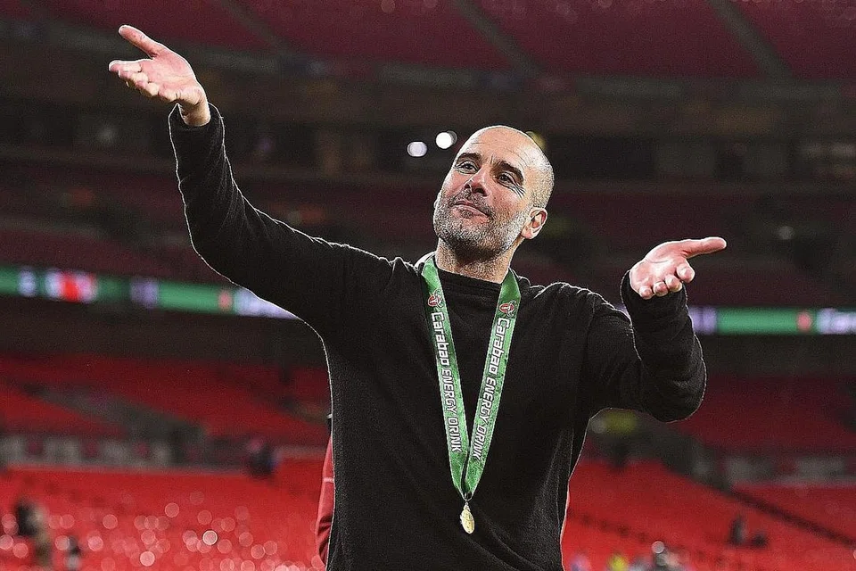 KEDEDUA TERDORONG MAHU MENANG: Sedang Man United pimpinan Ole Gunnar Solskjaer mahu meneruskan prestasi baik sejak kebelakangan ini, bos Man City, Pep Guardiola (atas), pastinya mahukan tiga mata kemenangan bagi memastikan mereka kekal di tangga kedua liga. - Foto EPA-EFE