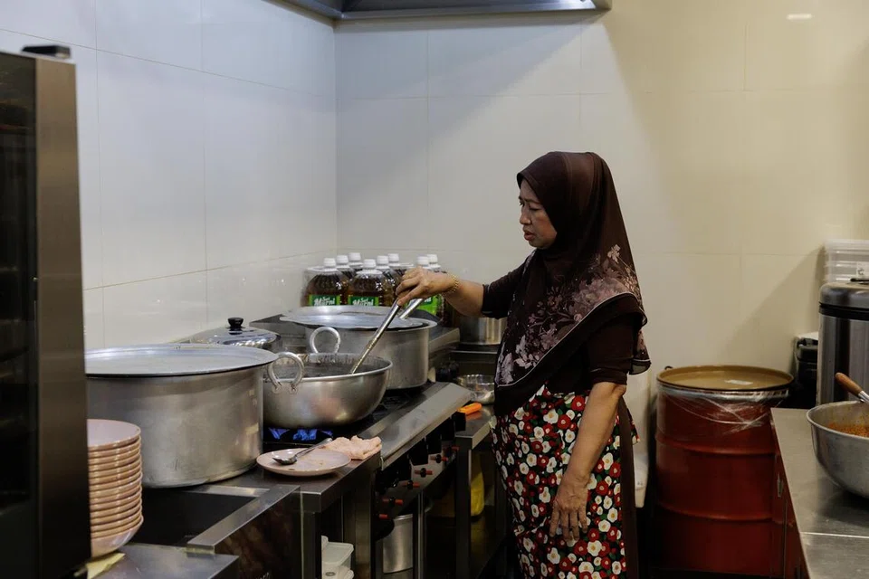 Seawal 5 pagi, Cik Nooraini yang tinggal di Jurong sudah tiba di dapur Terumbi di Clarke Quay untuk mula memasak dengan periuk-periuk besar.