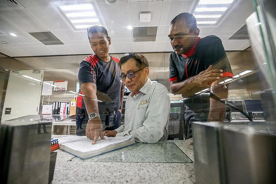 BANYAK TAWARAN KERJA: (Dari kiri) Encik Rashid Othman bersama Penolong Pengurus Stesen Woodlands North, Encik Yong Kian Chuen dan Pengurus Penyelenggaraan Kejuruteraan, Encik Sivasubramaniam K Nagarajan, yang melaksanakan pemeriksaan di stesen Woodlands laluan TEL. - Foto ZAOBAO