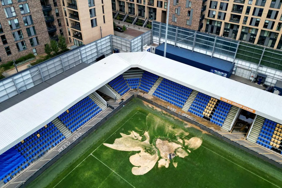 Pemandangan dari udara menunjukkan tanah jerlus di padang Stadium Cherry Red Records milik kelab AFC Wimbledon yang terjejas akibat banjir. 