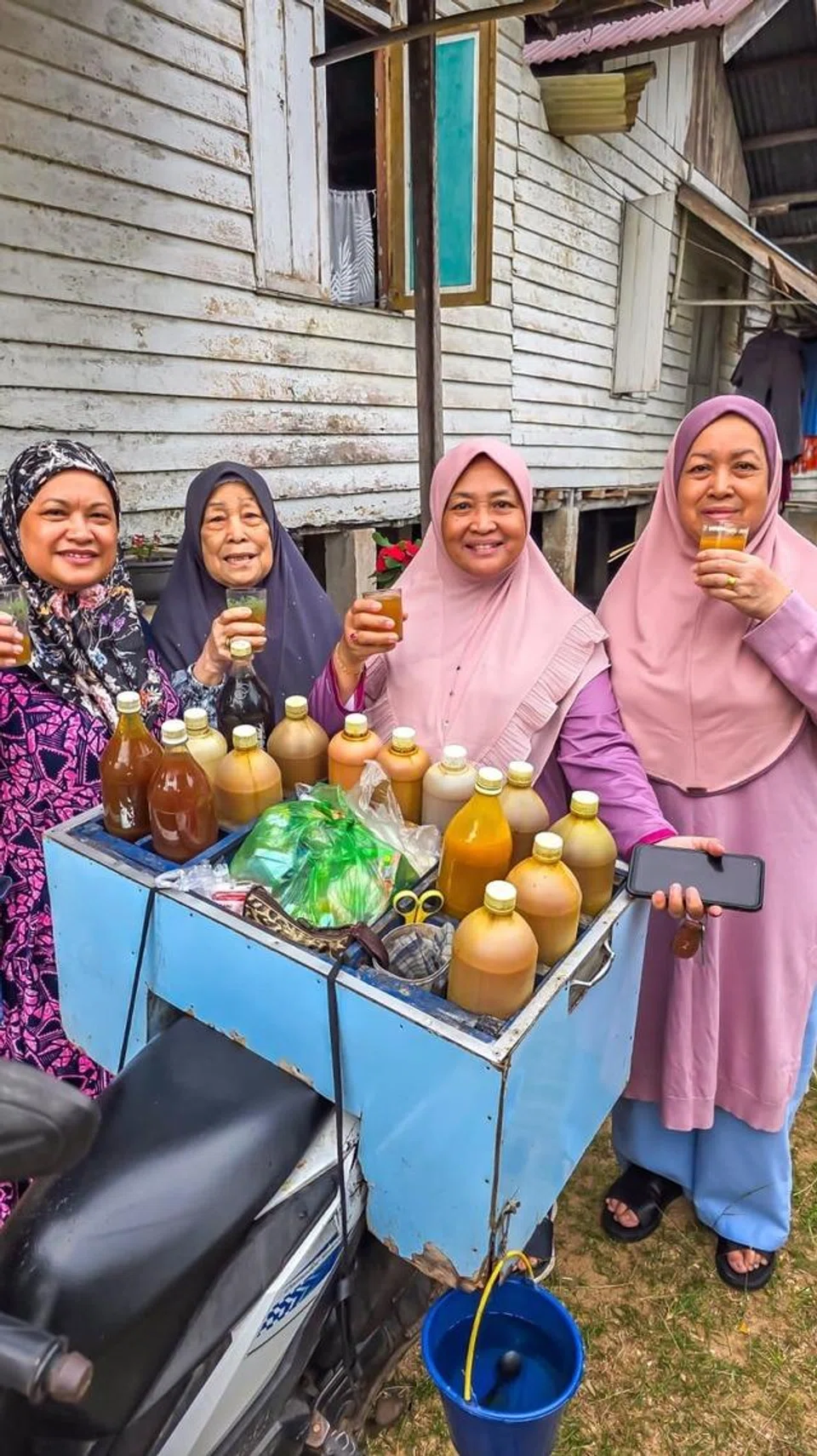 Peserta rombongan mencuba jamu asli yang dibuat oleh masyarakat tempatan.