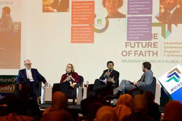 UNTUK KEBAIKAN BERSAMA: Panel dianggotai (dari kiri) Profesor Ali Allawi, Profesor Heidi Hadsell, dan Dr Mathew Mathews telah membincangkan nilai-nilai teras agama berbeza yang dapat menyumbang kepada kebaikan bersama. Moderator panel itu adalah Encik Peter Welby (kanan). - Foto MUIS