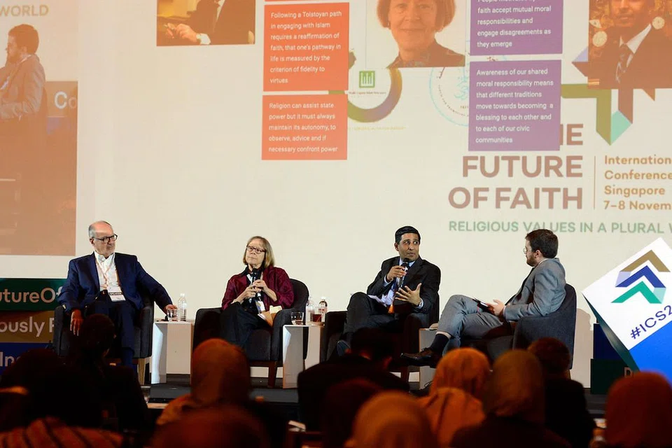 UNTUK KEBAIKAN BERSAMA: Panel dianggotai (dari kiri) Profesor Ali Allawi, Profesor Heidi Hadsell, dan Dr Mathew Mathews telah membincangkan nilai-nilai teras agama berbeza yang dapat menyumbang kepada kebaikan bersama. Moderator panel itu adalah Encik Peter Welby (kanan). - Foto MUIS
