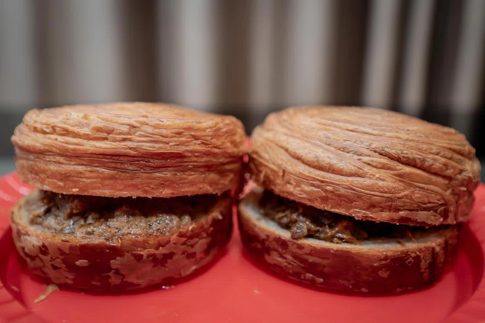 Kroisan Rendang Daging (Kiri)  dan Kroisan Beriani Daging Kambing  antara hidangan popular. 