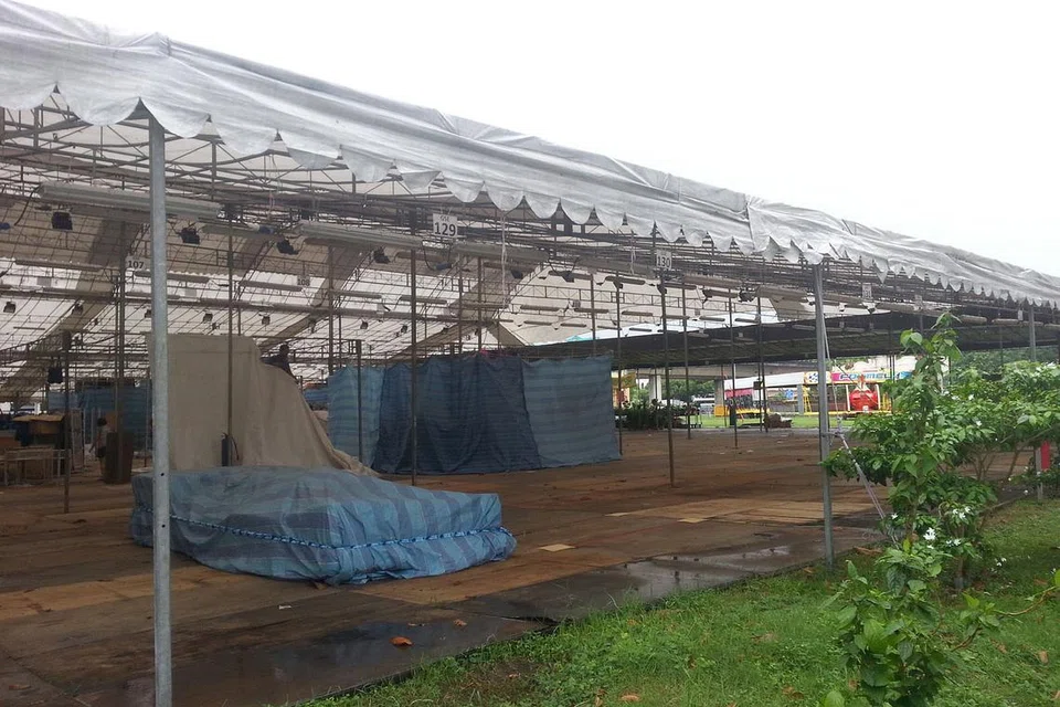 AGAK LENGANG: Semasa tinjauan Berita Harian di Bazar Ramadan Eunos, kawasan tersebut kelihatan masih agak lengang. - Foto-foto MUHAIMIN SUZAINI