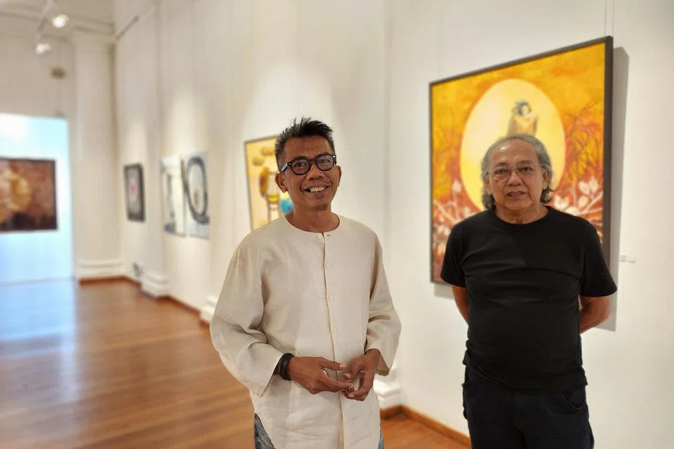 Pameran ‘After Tradition’ atau ‘Lepasi Tradisi’  gabungan pelukis Sunar Sugiyou (kiri) dan Sujak Rahman (kanan) di Arts House pada 27 April lalu.
