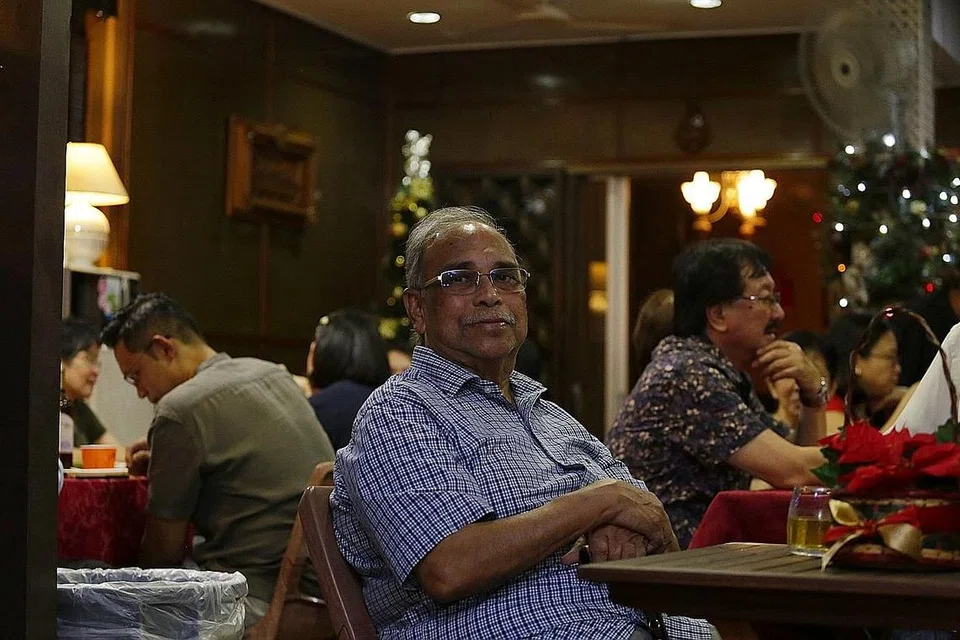 MENGERATKAN IKATAN PERSAHABATAN: Paderi Adrian Anthony membuka rumahnya bagi jamuan makan malam bersama rakan dan juga jiran sempena Hari Natal. - Foto BH oleh AZMI ATHNI