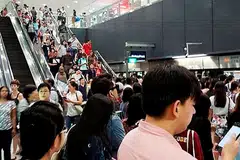 BERMASALAH LAGI: Penumpang pada waktu sibuk sebelah pagi terjejas akibat gangguan khidmat MRT Laluan Circle (CCL) semalam, yang merupakan hari ketiga laluan MRT itu mengalami gangguan dalam perkhidmatannya. - Foto INTERNET