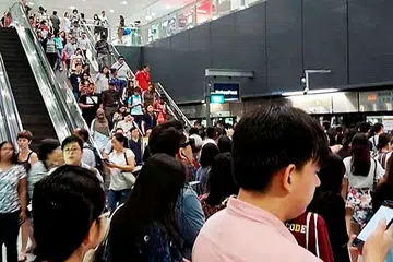 BERMASALAH LAGI: Penumpang pada waktu sibuk sebelah pagi terjejas akibat gangguan khidmat MRT Laluan Circle (CCL) semalam, yang merupakan hari ketiga laluan MRT itu mengalami gangguan dalam perkhidmatannya. - Foto INTERNET