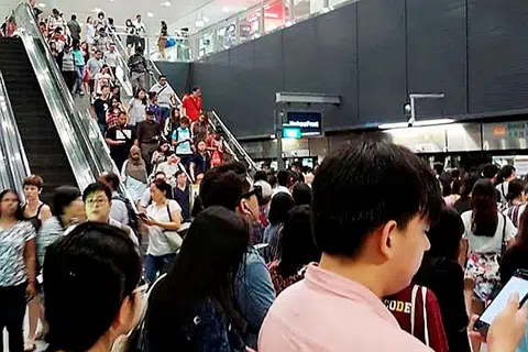 BERMASALAH LAGI: Penumpang pada waktu sibuk sebelah pagi terjejas akibat gangguan khidmat MRT Laluan Circle (CCL) semalam, yang merupakan hari ketiga laluan MRT itu mengalami gangguan dalam perkhidmatannya. - Foto INTERNET
