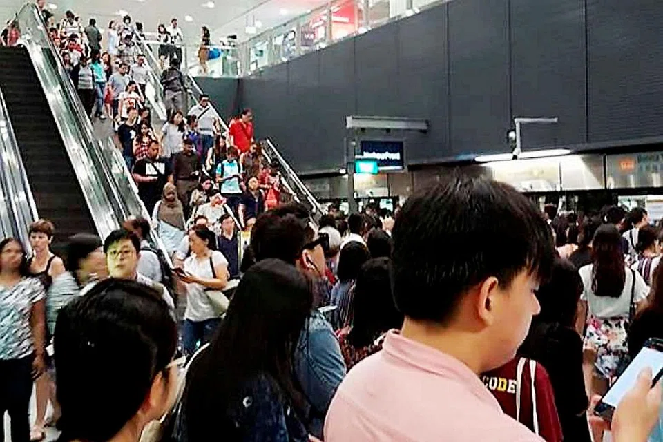 BERMASALAH LAGI: Penumpang pada waktu sibuk sebelah pagi terjejas akibat gangguan khidmat MRT Laluan Circle (CCL) semalam, yang merupakan hari ketiga laluan MRT itu mengalami gangguan dalam perkhidmatannya. - Foto INTERNET