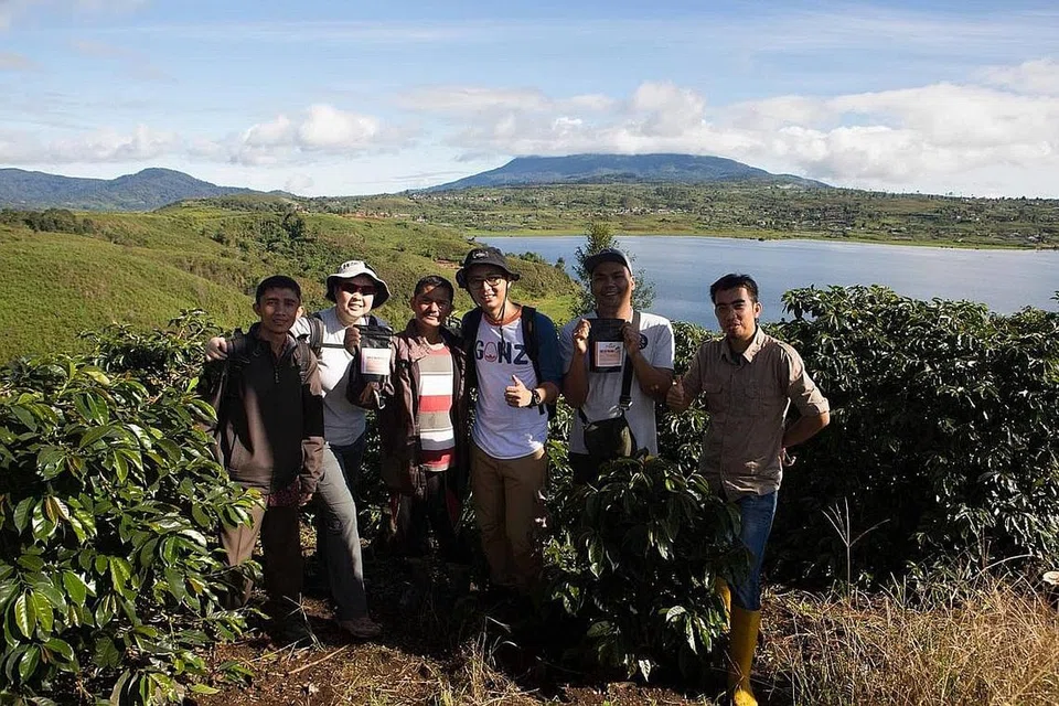 MERANTAU CARI KOPI: Encik Suhaimi (empat dari kiri) bersama (dari kiri) salah seorang penolong estet kebun Pak Radjo; pengasas Dutch Colony Coffee, Cik Meidia Tamboto; ketua petani estet kebun Solok Radjo, Pak Radjo; pemanggang biji kopi Dutch Colony Coffee, Encik Nazrul Rusli; dan pengasas bersama projek Solok Radja yang memastikan petani kopi menerima bayaran sewajarnya Teuku Firman Syah. Pasukan Encik Suhaimi mengunjungi kawasan pembekal kopi di Padang, Sumatera Barat, pada 2016. - Foto DUTCH COLONY COFFEE