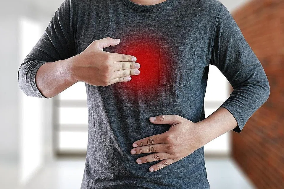 GERD: Gambaran apabila pedih hulu hati berlaku sebagaimana yang ditunjukkan pada imbasan dalam usus. Perut berwarna merah. - Foto ISTOCKPHOTO