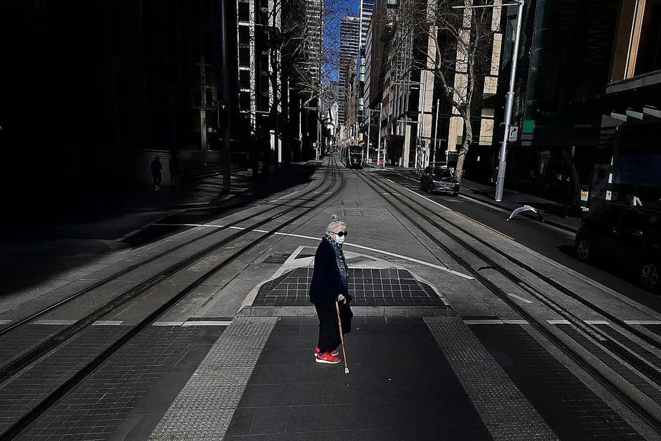 SUNYI SEPI: Seorang pejalan kaki dilihat di kawasan pusat bandar Sydney, New South Wales, di mana arahan jangan keluar rumah bagi kawasan Greater Sydney dan sekitarnya telah diperketatkan dengan semua perniagaan tidak penting ditutup dan kerja binaan dihentikan sehingga 30 Julai ini. - Foto EPA-EFE