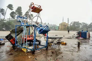 Roda ferris musnah di pantai di Alibag, setelah Taufan Nisarga melanda.