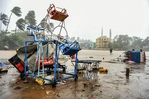 Roda ferris musnah di pantai di Alibag, setelah Taufan Nisarga melanda.