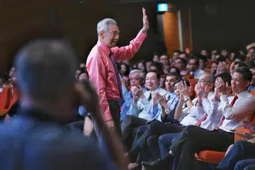 Menteri Kanan, Encik Lee Hsien Loong, mengucapkan terima kasih kepada para hadirin atas penghormatan yang diberikan kepada beliau di Majlis Kepimpinan Perkhidmatan Awam tahunan pada 17 September.