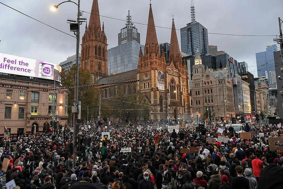 BANTAHAN ANTIPERKAUMAN: Penunjuk perasaan mengadakan bantahan 'Black Lives Matter' di Melbourne pada 6 Jun dan meminta ditamatkan kes kematian dalam tahanan yang sering berlaku ke atas orang asli negara itu. - Foto AFP