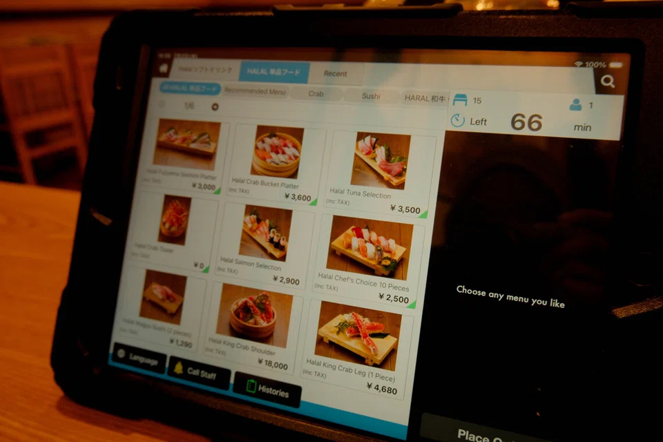 Pelanggan boleh membuat pesanan dengan mudah menggunakan tablet yang disediakan di setiap meja.