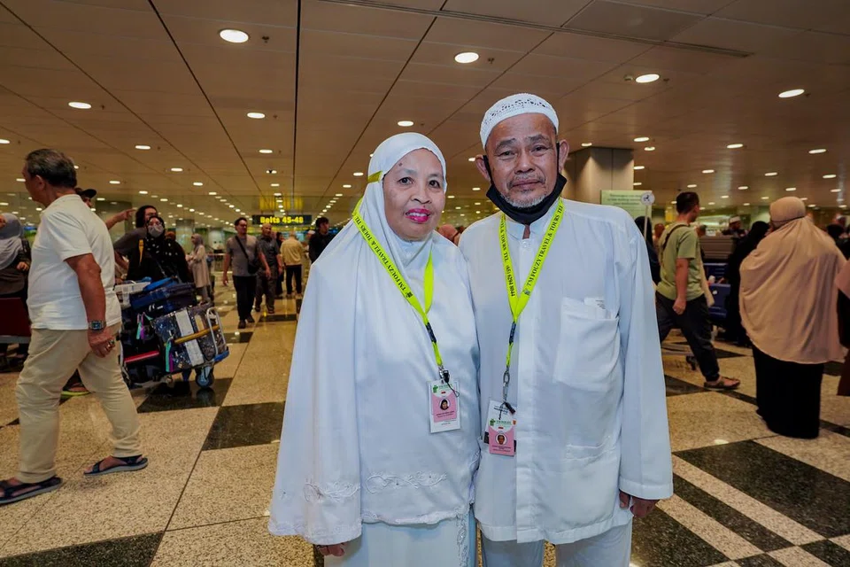 GEMBIRA DAPAT TUNAI HAJI:  Pasangan suami isteri Encik Buang Mohd Razib Sapieh, 68 tahun, dan Cik Zainah Abdul Jabar, 62 tahun, amat gembira dapat menunaikan ibadah haji bersama TM Fouzy Travel.