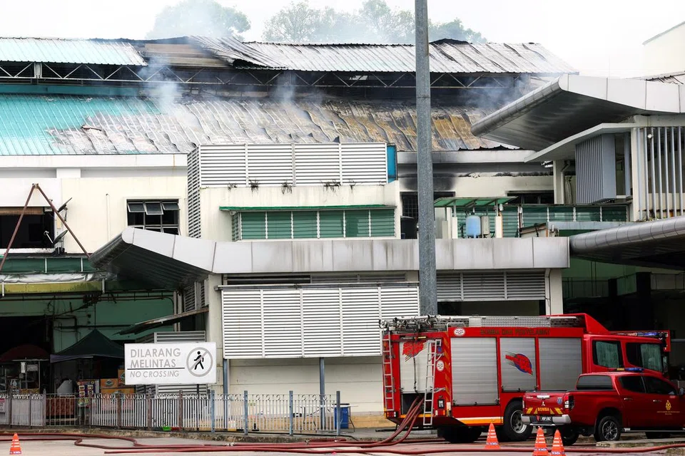 PADAMKAN API: Pegawai bomba dari Jabatan Bomba dan Penyelamat Malaysia (JBPM) giat memadamkan kebakaran yang melibatkan empat unit kedai di tingkat satu di Terminal Bas Larkin Sentral. 