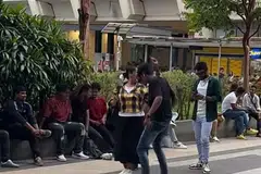 Kegiatan pekerja asing yang berseronok di Paya Lebar pada hari cuti mencetus perdebatan netizen – ada yang terganggu dengan kegiatan ini, ada yang tidak. 