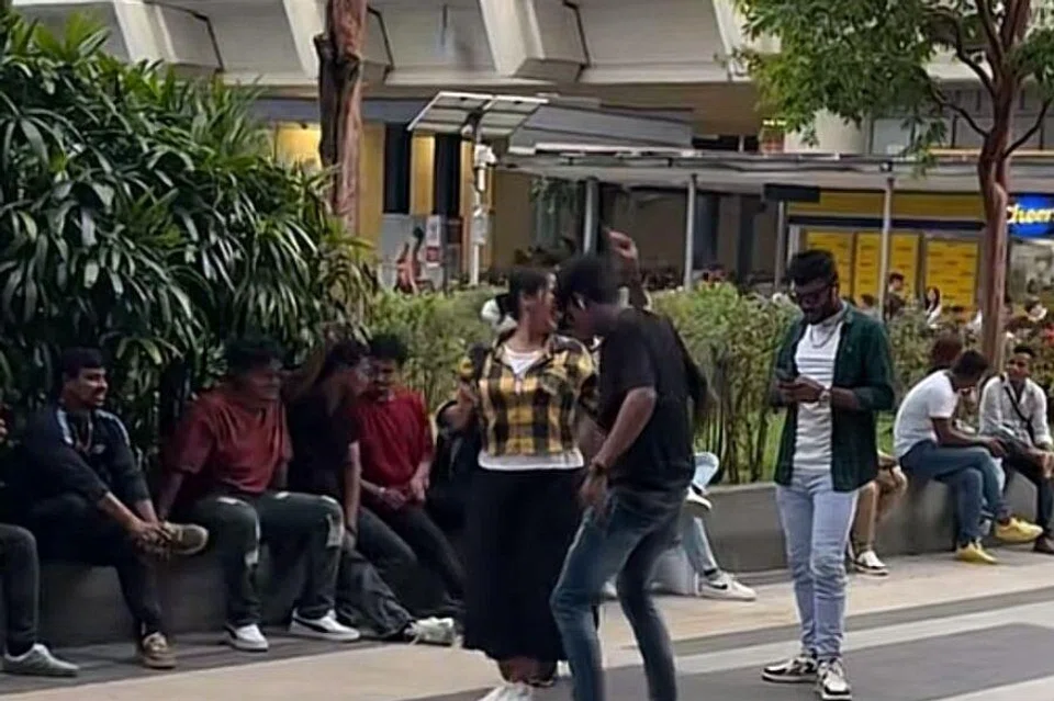 Kegiatan pekerja asing yang berseronok di Paya Lebar pada hari cuti mencetus perdebatan netizen – ada yang terganggu dengan kegiatan ini, ada yang tidak. 