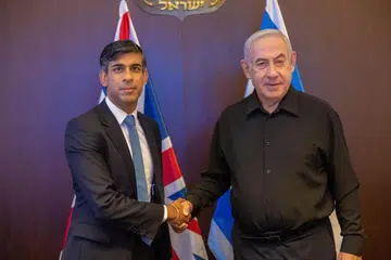 TUNJUK SOKONGAN: Perdana Menteri Britain, Encik Rishi Sunak (kiri) bersalaman dengan Perdana Menteri Israel, Encik Benjamin Netanyahu, dalam pertemuan di Baitulmakdis pada Khamis.
