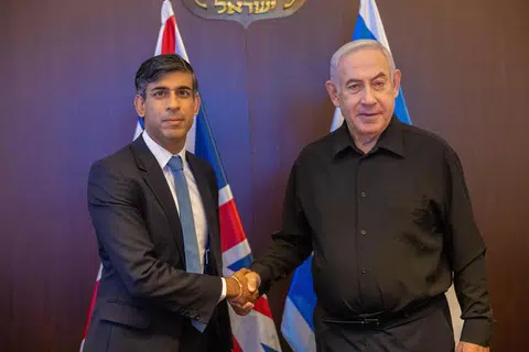 TUNJUK SOKONGAN: Perdana Menteri Britain, Encik Rishi Sunak (kiri) bersalaman dengan Perdana Menteri Israel, Encik Benjamin Netanyahu, dalam pertemuan di Baitulmakdis pada Khamis.