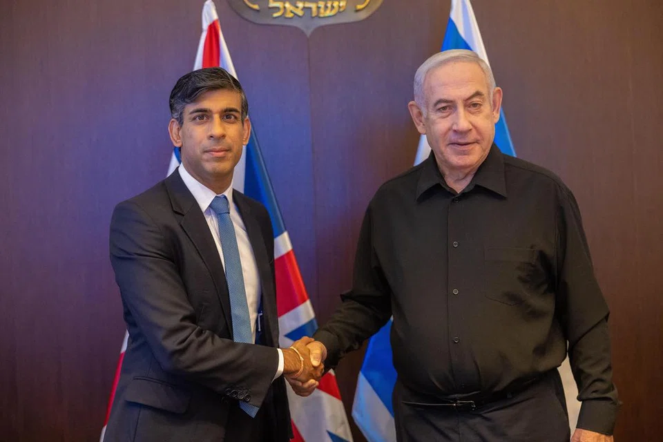 TUNJUK SOKONGAN: Perdana Menteri Britain, Encik Rishi Sunak (kiri) bersalaman dengan Perdana Menteri Israel, Encik Benjamin Netanyahu, dalam pertemuan di Baitulmakdis pada Khamis.