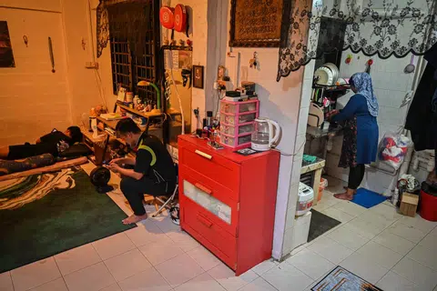 BANGUN SEMULA HIDUP : Seorang ibu berdedikasi dan bekas pesalah, yang hanya ingin dikenali sebagai Cik Norish, telah berjaya mendapat pekerjaan stabil dan surat Kelayakan Flat HDB, dengan sokongan daripada Comlink sejak 2021. 