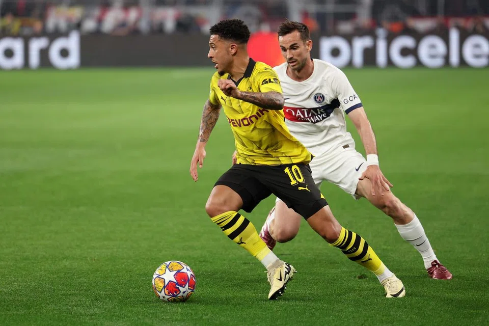 Pemain sayap Dortmund, Jadon Sancho (berjersi kuning), melepasi pemain Paris Saint-Germain (PSG), Fabian Ruiz, dalam perlawanan pertama separuh akhir Liga Juara-Juara. Pemain pinjaman daripada Manchester United itu menggelecek melepasi pemain lawan lebih banyak kali pada separuh masa pertama perlawanan itu daripada sepanjang 58 kali beliau bermain bagi United dalam Liga Perdana England (EPL). 