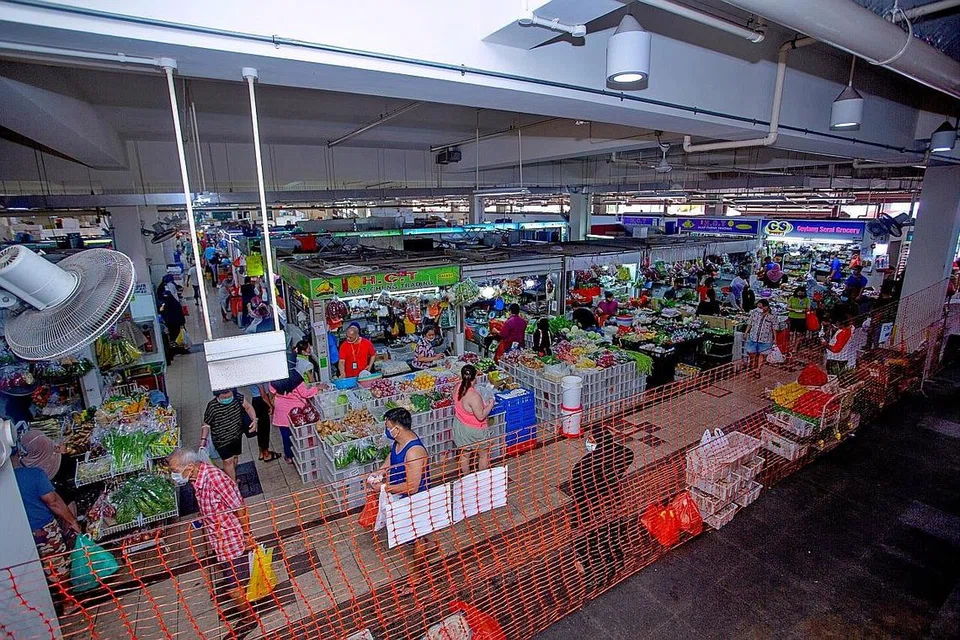 IKUT PERATURAN: Orang ramai dinasihati, antara lain, agar tidak berada lama di pasar, keluar secepat mungkin dan ke pasar lain yang tidak sibuk. - Foto BH oleh ZALEHA ABDUL KADER