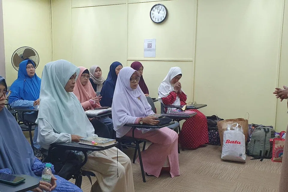 Kelas Kempen Celik Al-Quran (KCQ) ini ditawarkan secara percuma sebanyak dua kali sebulan, dikhususkan juga kepada pembantu Islam migran di sini. 