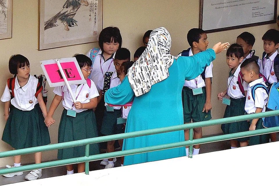 MULAKAN PERJALANAN PENDIDIKAN BARU: Murid-murid darjah satu daripada Sekolah Rendah Princess Elizabeth beratur bersama rakan kelas mereka. - Foto KHALID BABA 