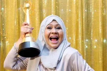 AKHIRNYA MENANG: Fauziah Ahmad Daud, yang mesra dengan panggilan Ogy, menerima Anugerah Pelakon Wanita Drama Televisyen Terbaik di Anugerah Seri Angkasa selepas tiga kali dicalonkan. - Foto BERITA HARIAN MALAYSIA