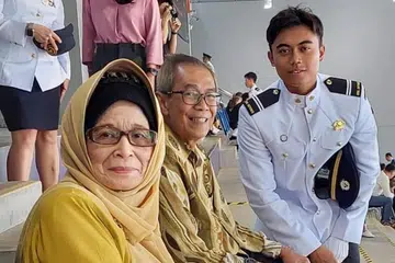 Kehilangan Allahyarham Mat Ariff Bujang (tengah) dirasakan oleh semua individu yang pernah beliau santuni. Arwah meninggal dunia pada 31 Mac setelah sekian lama menghidapi relaps barah. Bersamanya (kiri) isteri Allahyarham, Cik Rokaiyah Mustakem dan cucu, Encik Muhammad Azam Aminuddin.