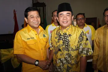 Encik Setya Novanto (kiri) bersama Encik Ade Komarudin di ibu pejabat Golkar di Jakarta on 7 Mei. 
