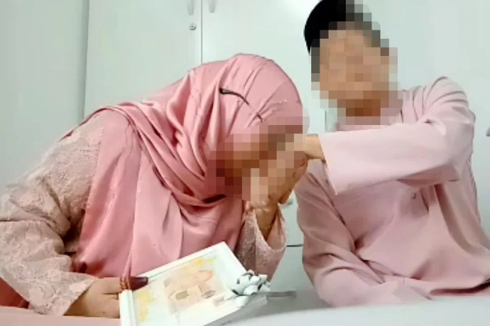 Gambar yang Cik Tina temui dalam ‘Google Drive’ arwah suaminya, menunjukkan hari pernikahan antara ‘Encik Khalid’ dengan ‘Cik Nora’.