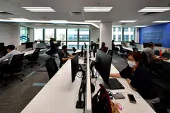 SUASANA DI KEBANYAKAN PEJABAT KINI: Mulai 5 April, sehingga 75 peratus kakitangan boleh kembali ke tempat kerja pada satu-satu masa, berbanding 50 peratus buat masa ini, manakala sekatan yang memerlukan kakitangan bekerja dari rumah untuk sekurang-kurangnya separuh daripada masa bekerja, akan ditarik balik. - Foto fail