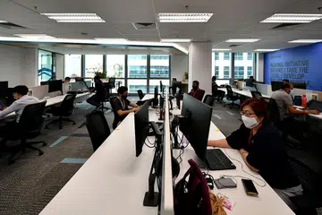 SUASANA DI KEBANYAKAN PEJABAT KINI: Mulai 5 April, sehingga 75 peratus kakitangan boleh kembali ke tempat kerja pada satu-satu masa, berbanding 50 peratus buat masa ini, manakala sekatan yang memerlukan kakitangan bekerja dari rumah untuk sekurang-kurangnya separuh daripada masa bekerja, akan ditarik balik. - Foto fail