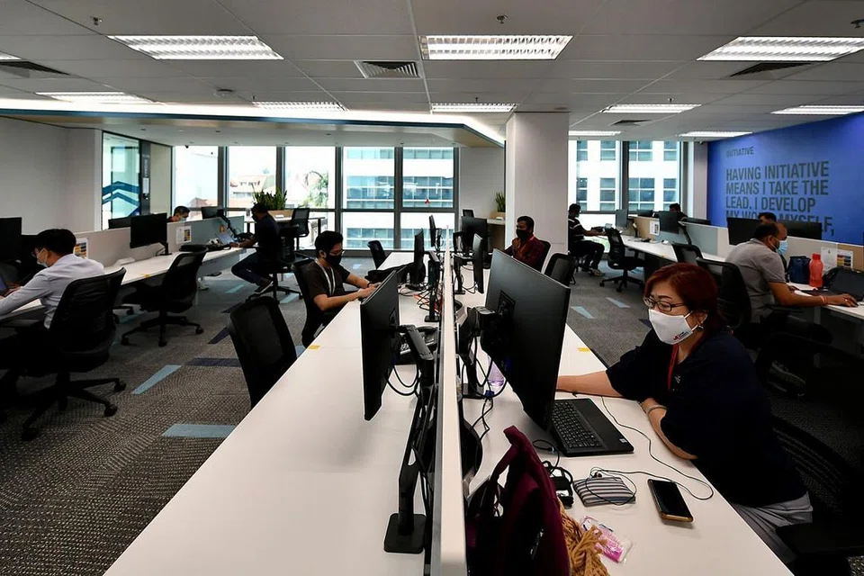 SUASANA DI KEBANYAKAN PEJABAT KINI: Mulai 5 April, sehingga 75 peratus kakitangan boleh kembali ke tempat kerja pada satu-satu masa, berbanding 50 peratus buat masa ini, manakala sekatan yang memerlukan kakitangan bekerja dari rumah untuk sekurang-kurangnya separuh daripada masa bekerja, akan ditarik balik. - Foto fail