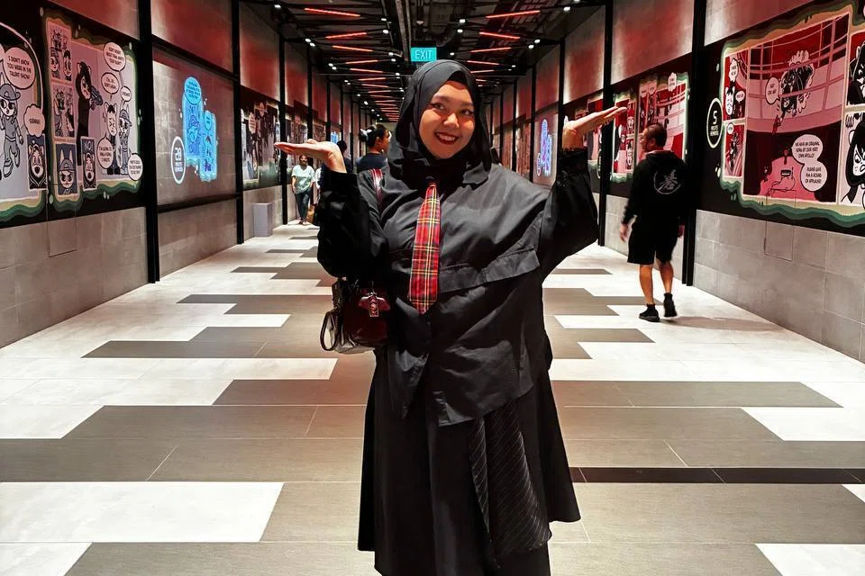 Lukisan komik berjudul, ‘That Time I Cringed So Hard I Ended Up on These Walls?’, karya Nurjannah Suhami, dipamerkan di Funan Underground Pedestrian Link, berdekatan Funan Mall, hasil tugasan khas Pesta Penulis Singapura (SWF).