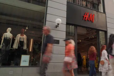 Inisiatif jenama H&M membolehkan pelanggan menderma pakaian terpakai mereka dari mana-mana jenama, sama ada dalam keadaan baik atau rosak.