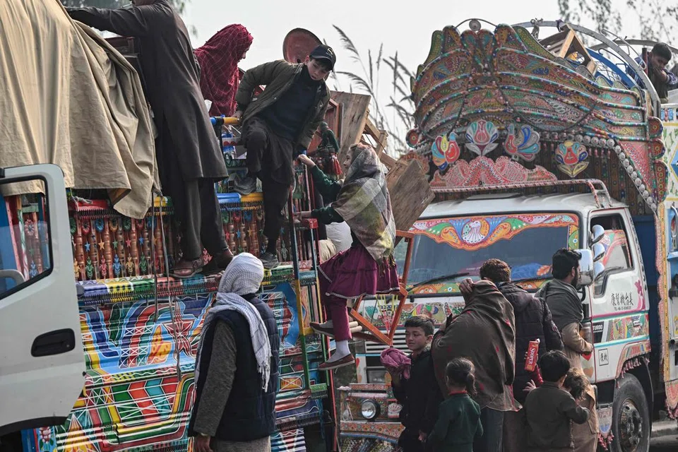 PERLUKAN BANTUAN: Pelarian Afghanistan menaiki trak dan lori dengan lebih 345,000 warga Afghanistan telah kembali ke negara mereka atau diusir sejak Pakistan pada Oktober mengarahkan pendatang tanpa izin atau mereka yang tinggal melebihi tempoh visa supaya pulang ke negara asal.