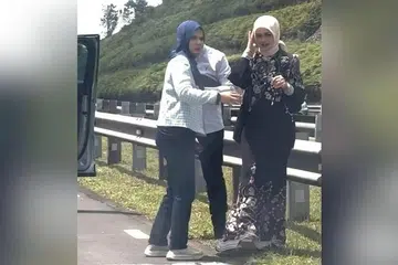 Datuk Seri Siti Nurhaliza (kanan) mengalami lebam dan bengkak pada kaki selepas kereta dinaiki terbabit dalam kemalangan di Kilometer 14.2 Lebuhraya Maju (MEX) dekat Seri Kembangan pada 16 April.
