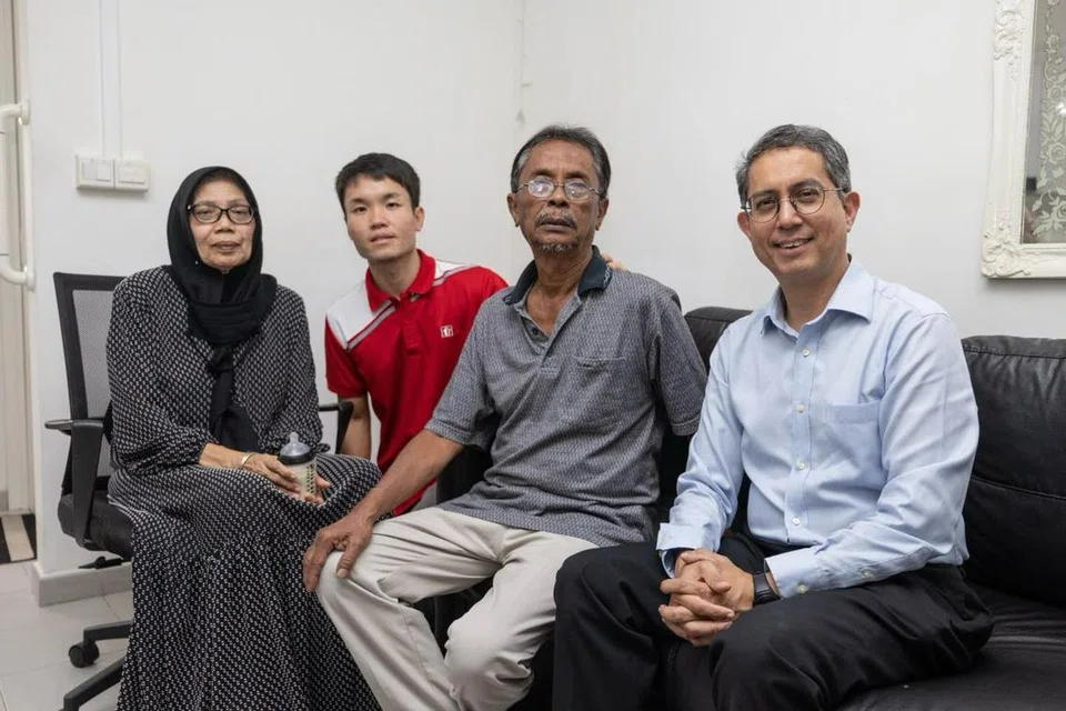 PINDAH RUMAH BARU: Menteri Negara (Ehwal Dalam Negeri merangkap Pembangunan Negara), Profesor Madya Muhammad Faishal Ibrahim (paling kanan), bersama Encik Khamis Misdawi sekeluarga, yang merupakan antara 414 keluarga flat sewa yang telah berpindah dari Blok 29 dan 31 Lorong 5 Toa Payoh ke rumah baru.