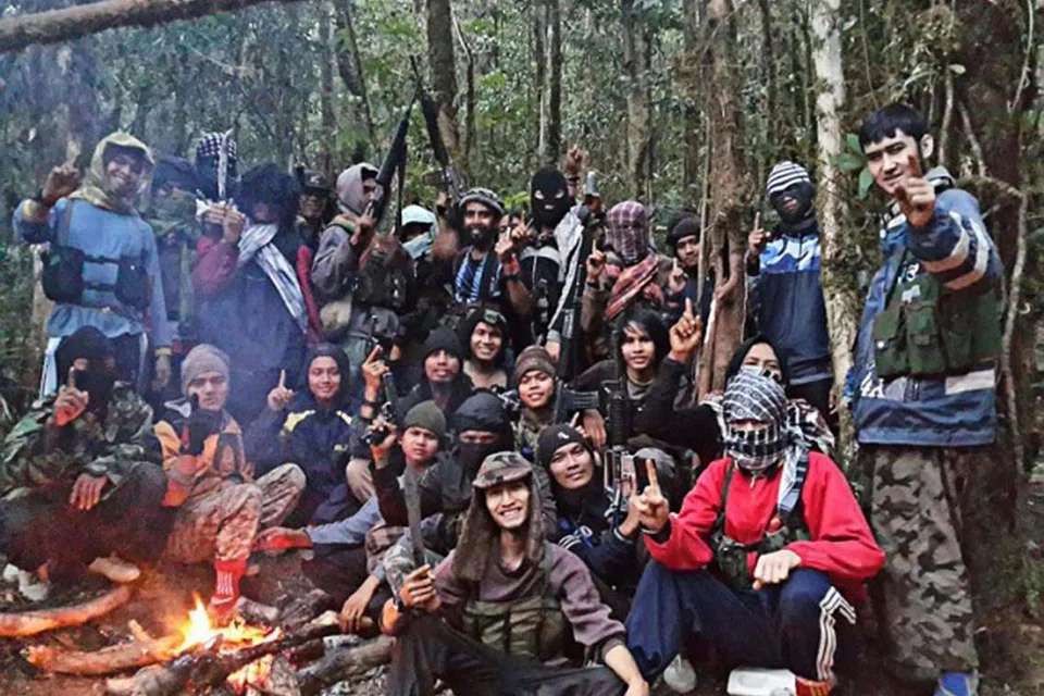 Ahli kumpulan pengganas Mujahideen Indonesia Timur (MIT) yang diketuai oleh Santoso bergambar di tempat persembunyian mereka di hutan Poso di Sulawesi Tengah. 
