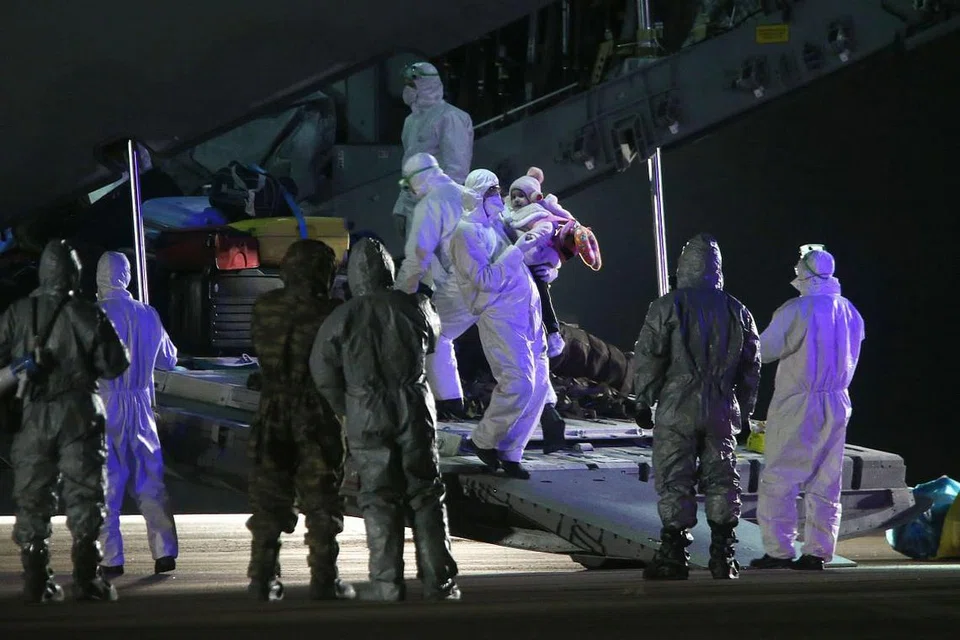 DIKELUARKAN DARI WUHAN: Seramai 42 orang dari Turkey, Azerbaijan, Georgia dan Albania tiba di lapangan terbang di Ankara, Turkey, setelah dibawa keluar dari Wuhan menggunakan pesawat. - Foto EPA-EFE